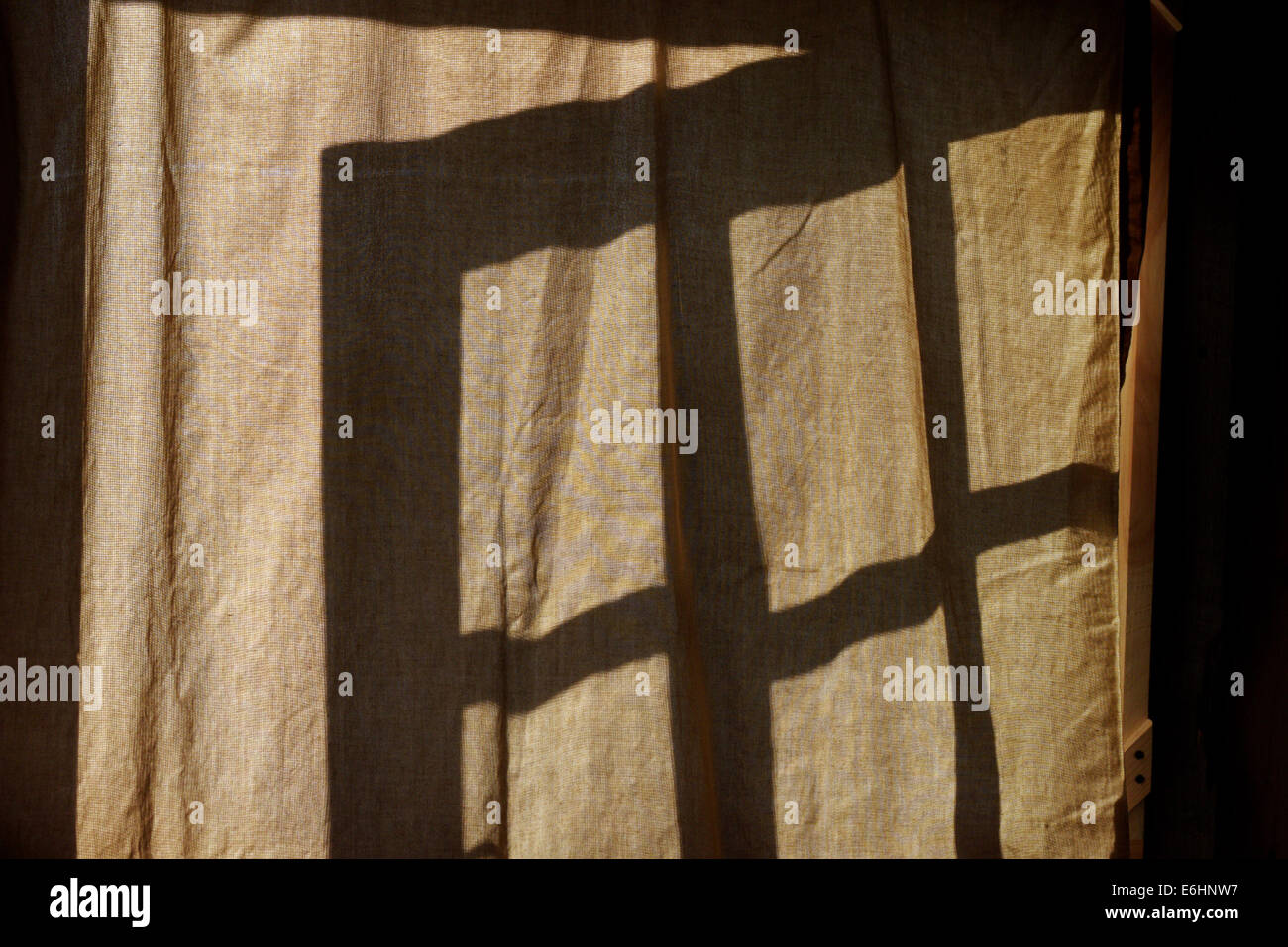 Schatten der ein Fenster auf einen Vorhang Stockfoto