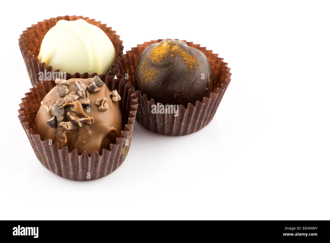 Pralinen mit Mandeln, Zimt und Champagner Likör isoliert auf weißem Hintergrund Stockfoto