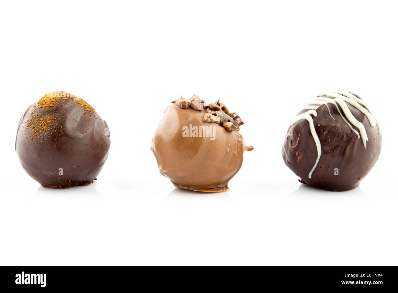 Pralinen mit Mandeln, Zimt und Champagner Likör isoliert auf weißem Hintergrund Stockfoto