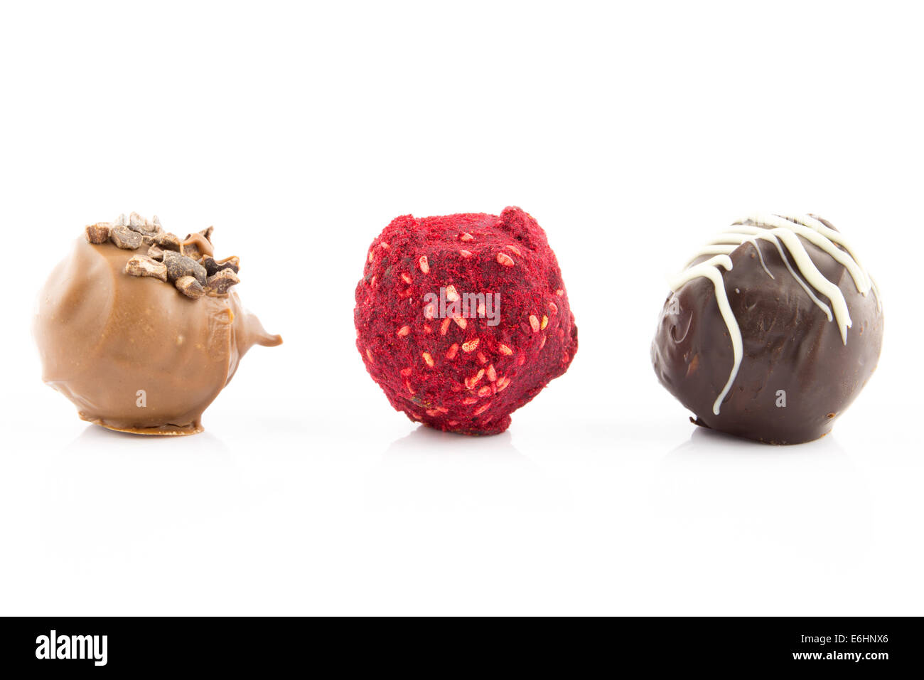 Pralinen mit Mandeln, Honig, Schnaps Likör und Himbeere Pulver isoliert auf weißem Hintergrund Stockfoto