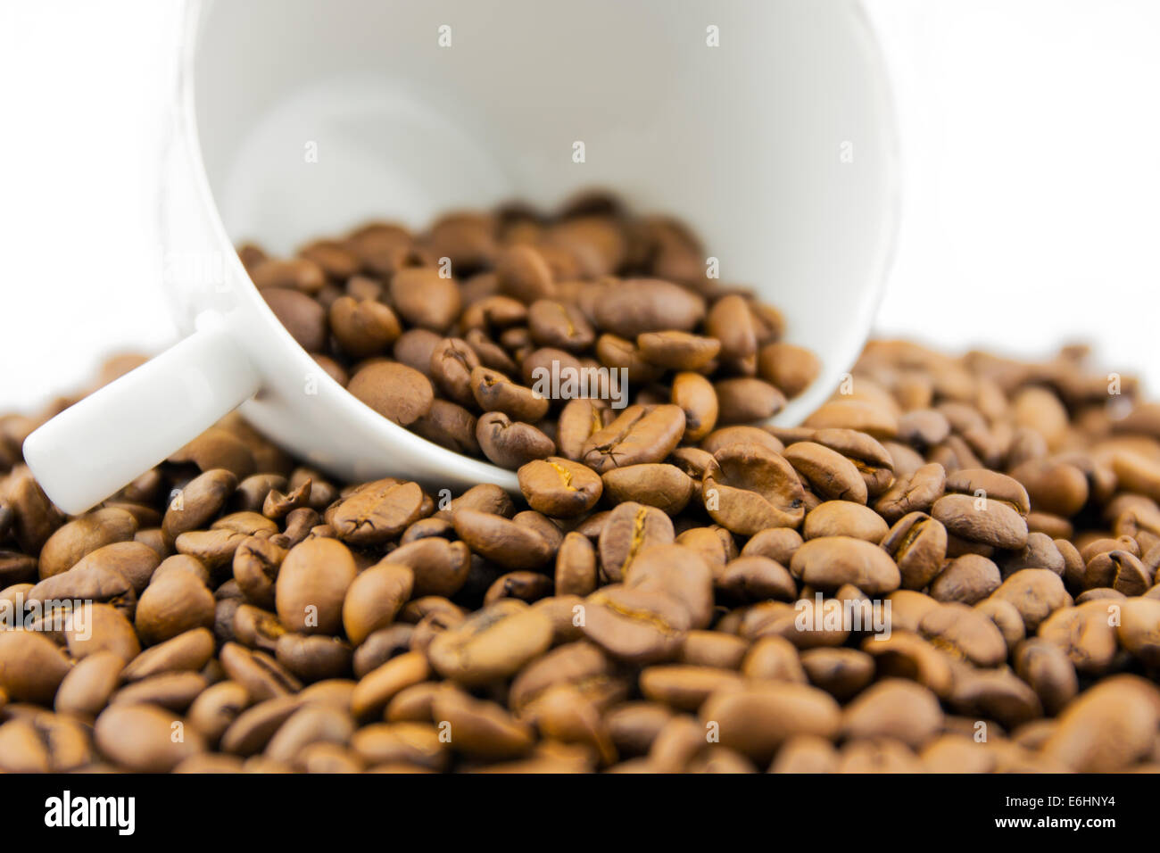 Tasse mit Kaffeebohnen auf weißem Hintergrund gefüllt Stockfoto