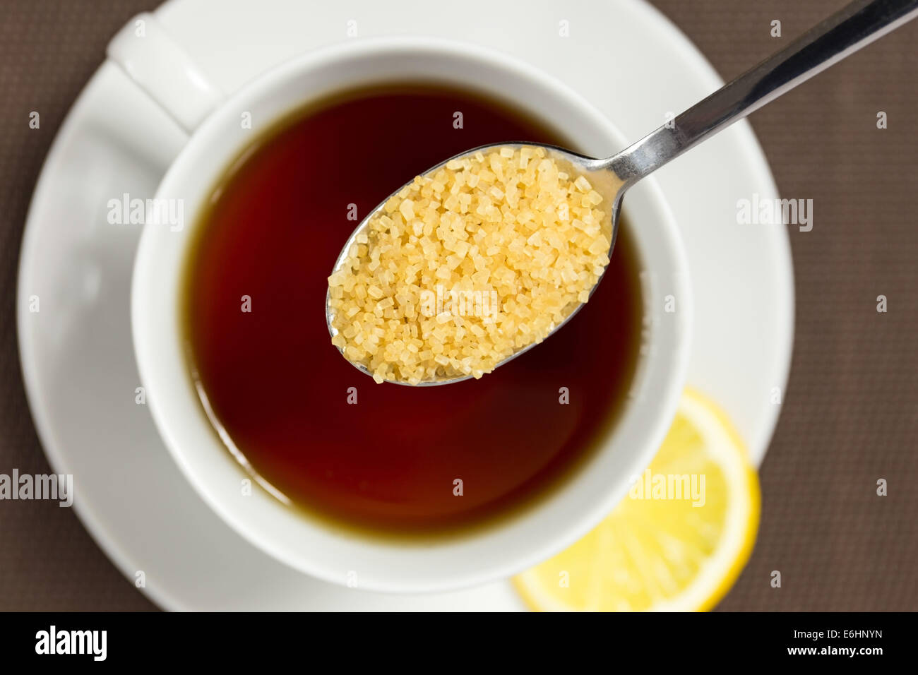 Hinzufügen von braunem Zucker, eine Tasse Tee Stockfoto