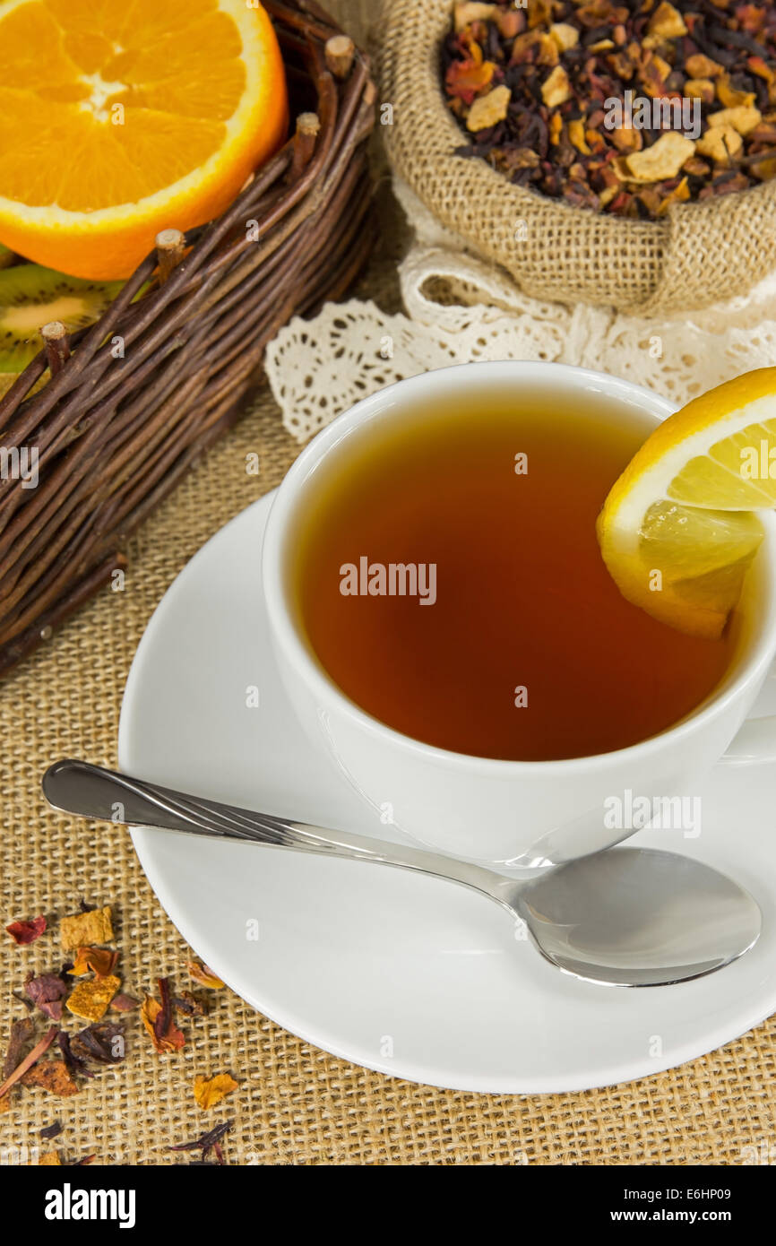 Heiße Tasse Tee, Kräuter, Blätter und Reife Früchte Stockfoto