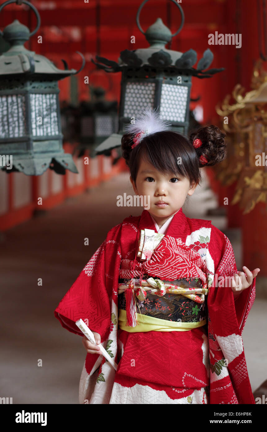 Japanische Mädchen in Tracht beim Shichi-Go-San-Festival (drei-fünf-sieben) in Kyoto, Japan. Stockfoto