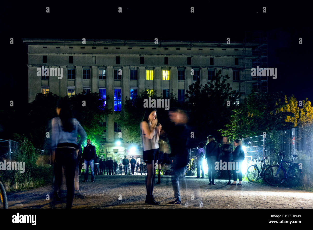 Blick bei Nacht der wartenden außen Eingang zum berühmten Berghain Nachtclub in Friedrichshain Berlin Deutschland Stockfoto