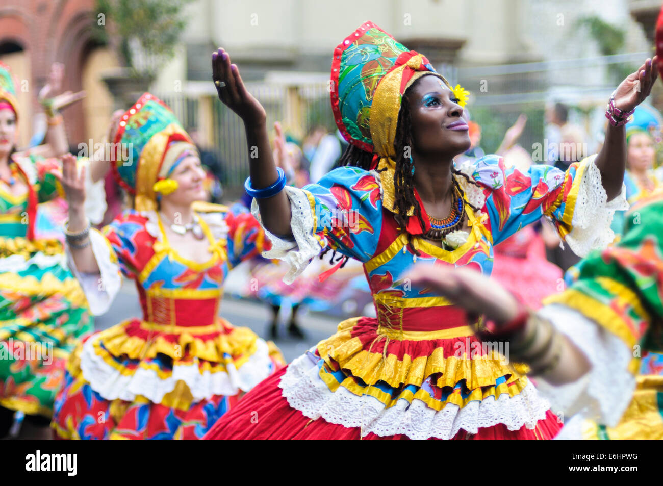 Notting Hill Carnival 2014, Tag am Sonntag. Mitglieder der Gruppe tanzen Maracatudo Mafua Stockfoto