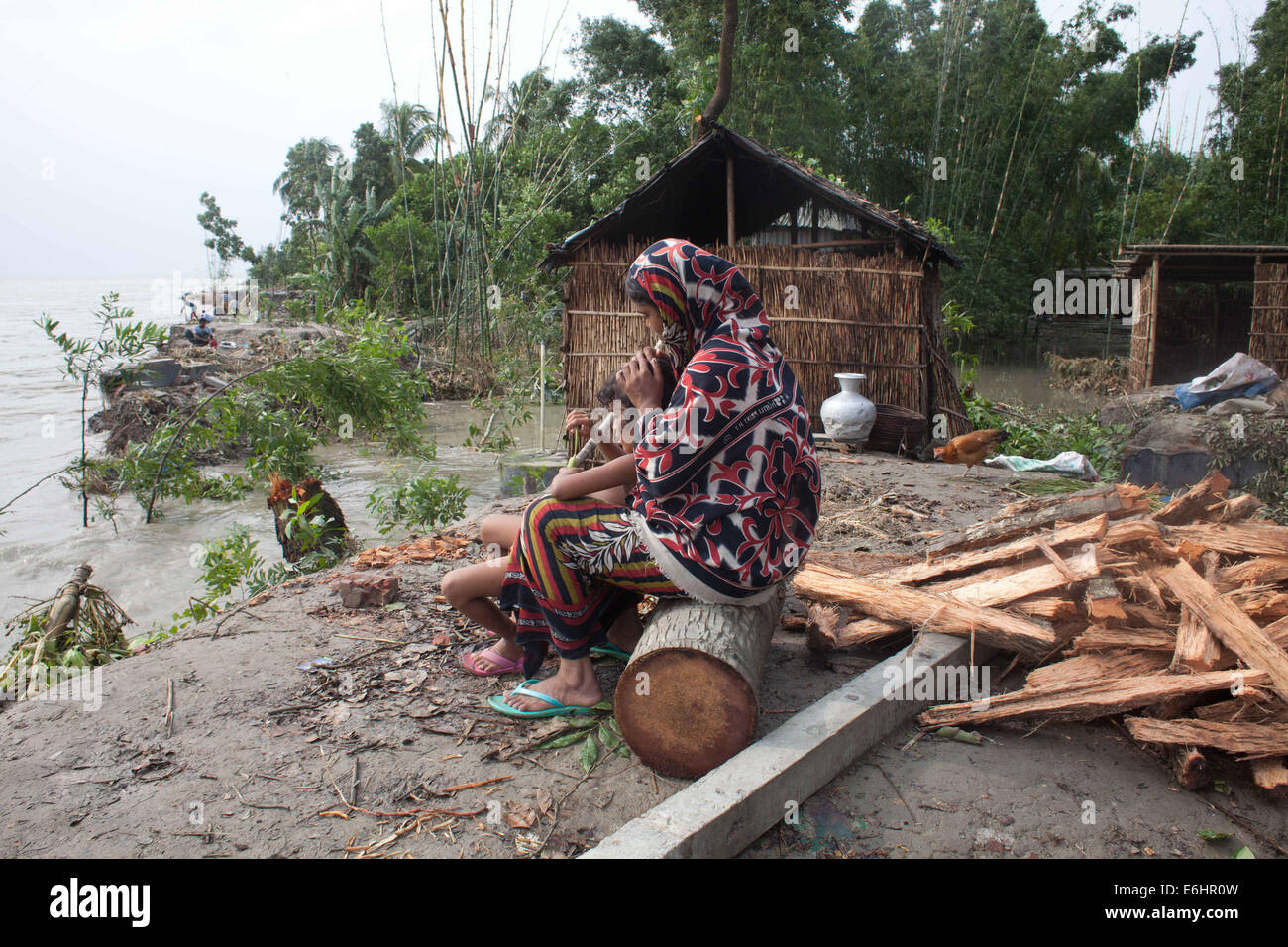 Bangladesch. 24. August 2014. Erosion durch die Padma-River in der Nähe der Mawa viele Menschen verloren ihr Land in der Erosion in Padma, sie sind jetzt obdachlos. Bangladesch gehört zu den am dichtesten bevölkerten Länder der Welt mit 32 % Küstengebiet, das ist 47,211.square Kilometer. Nach der Volkszählung im Jahr 2001 leben rund 35 Millionen Menschen in der Küstenregion, die 28 % der Gesamtbevölkerung ist. Entsprechend der geografischen Lage und Biodiversität, it.is zu sagen, dass das Küstenökosystem der am stärksten diversifizierte und sich ständig verändernden. Es verfügt über eine lebendige potentials.as sowie gefährdet und Gefahren. Thro Stockfoto