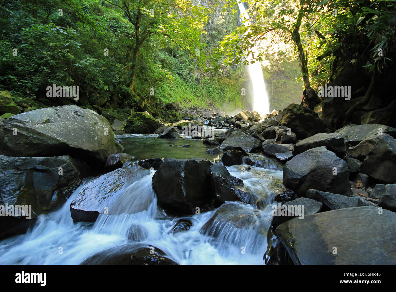 Stromschnellen am La Fortuna Wasserfall (aka Catarata Fortuna), Provinz Alajuela, Costa Rica Stockfoto