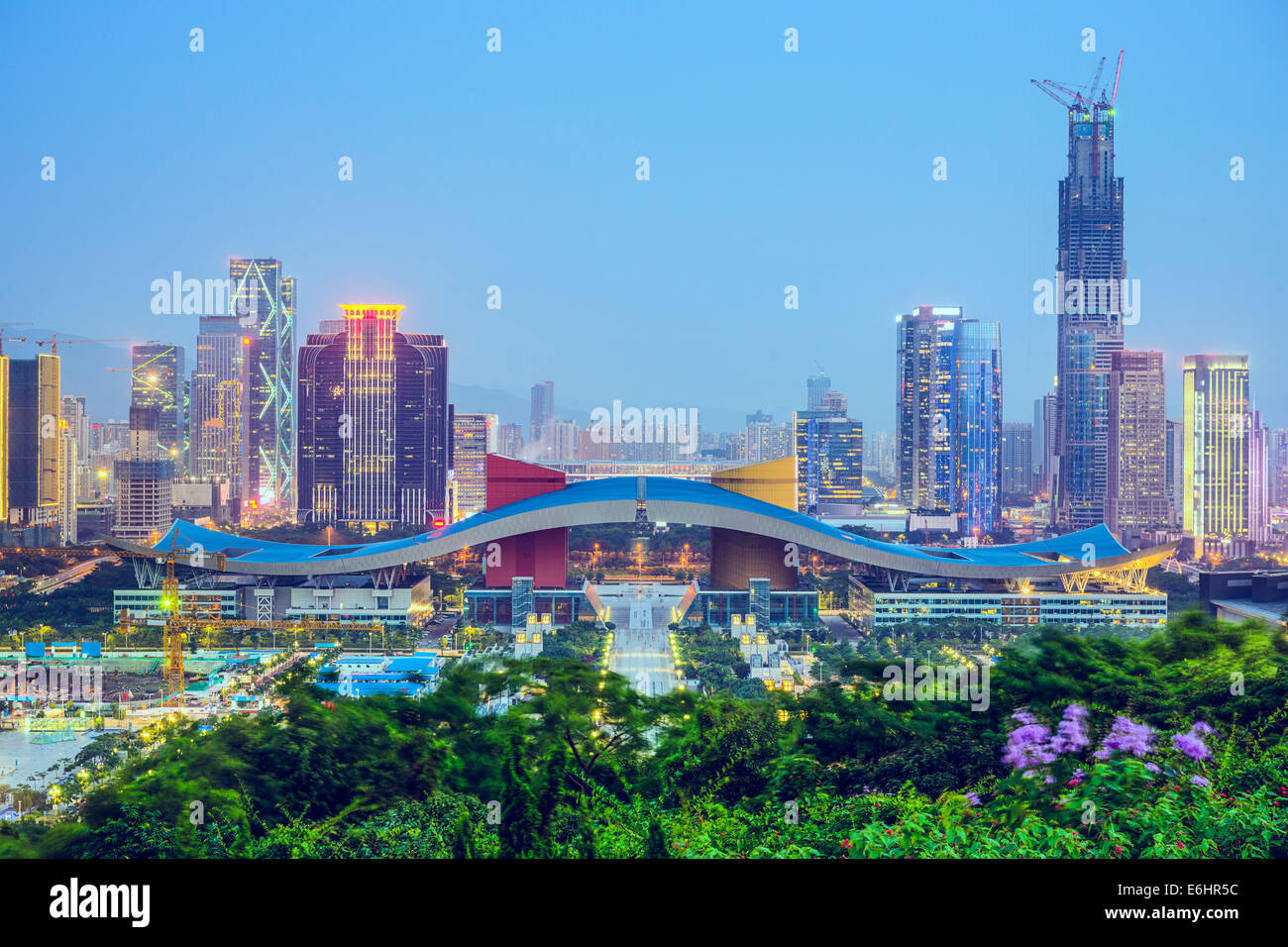 Shenzhen, China Skyline der Stadt in der Dämmerung im Stadtteil Civic Center. Stockfoto