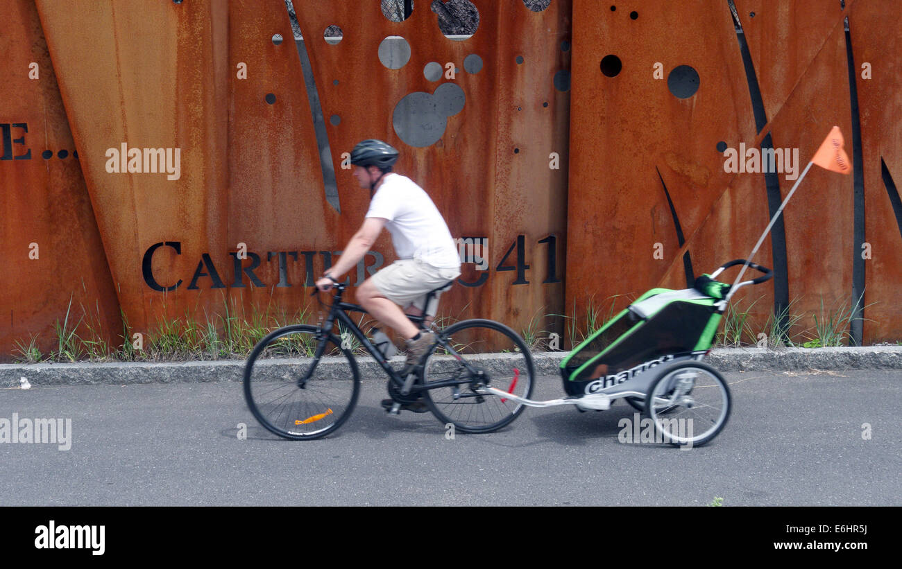 Ein Mann, Radfahren, vorbei an einem verrosteten Metall Kunstinstallation feiert Quebec Geschichte im Cap-Rouge, Quebec Stockfoto