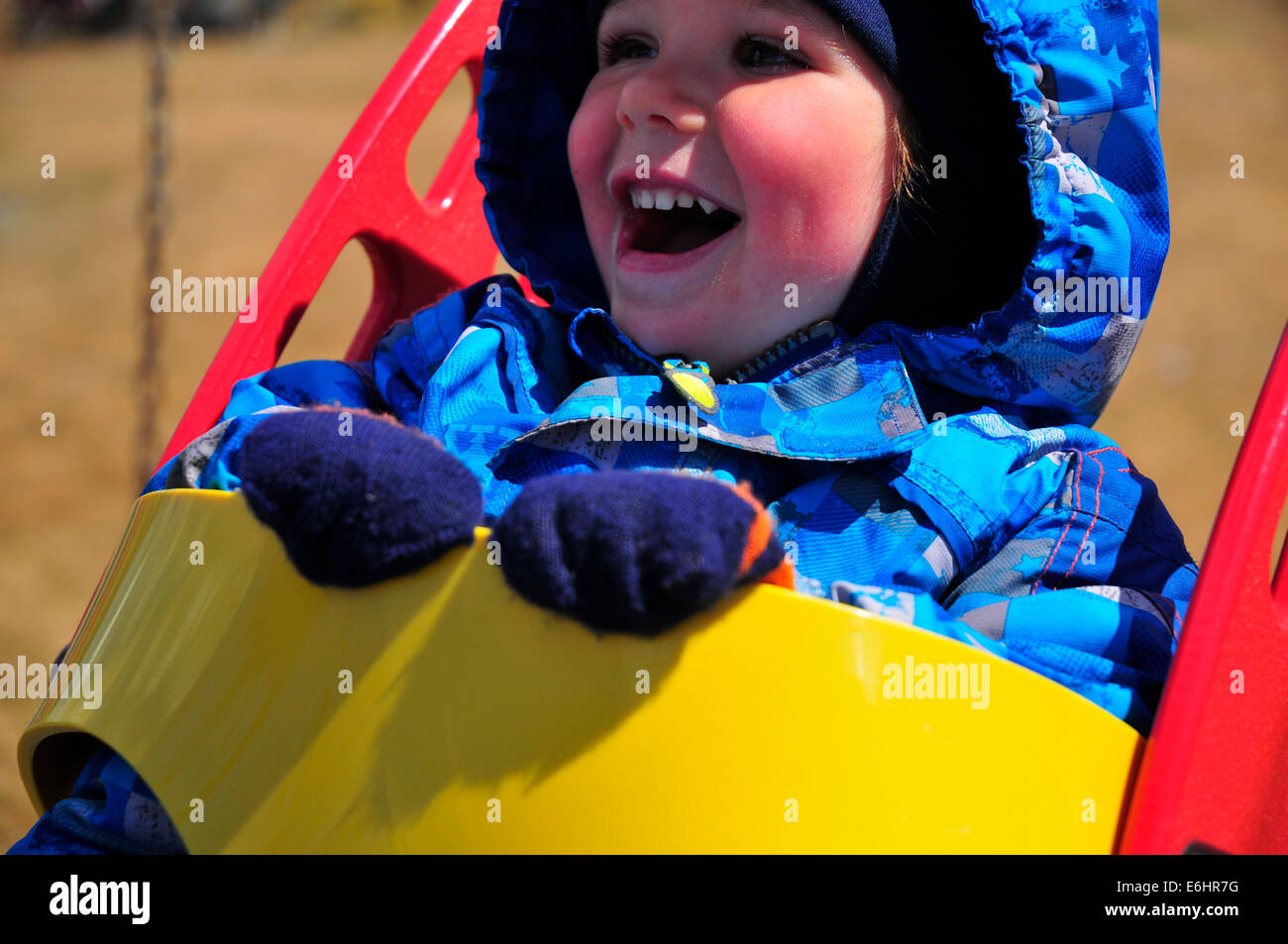 Ein lachendes Baby in einem Schwung Stockfoto