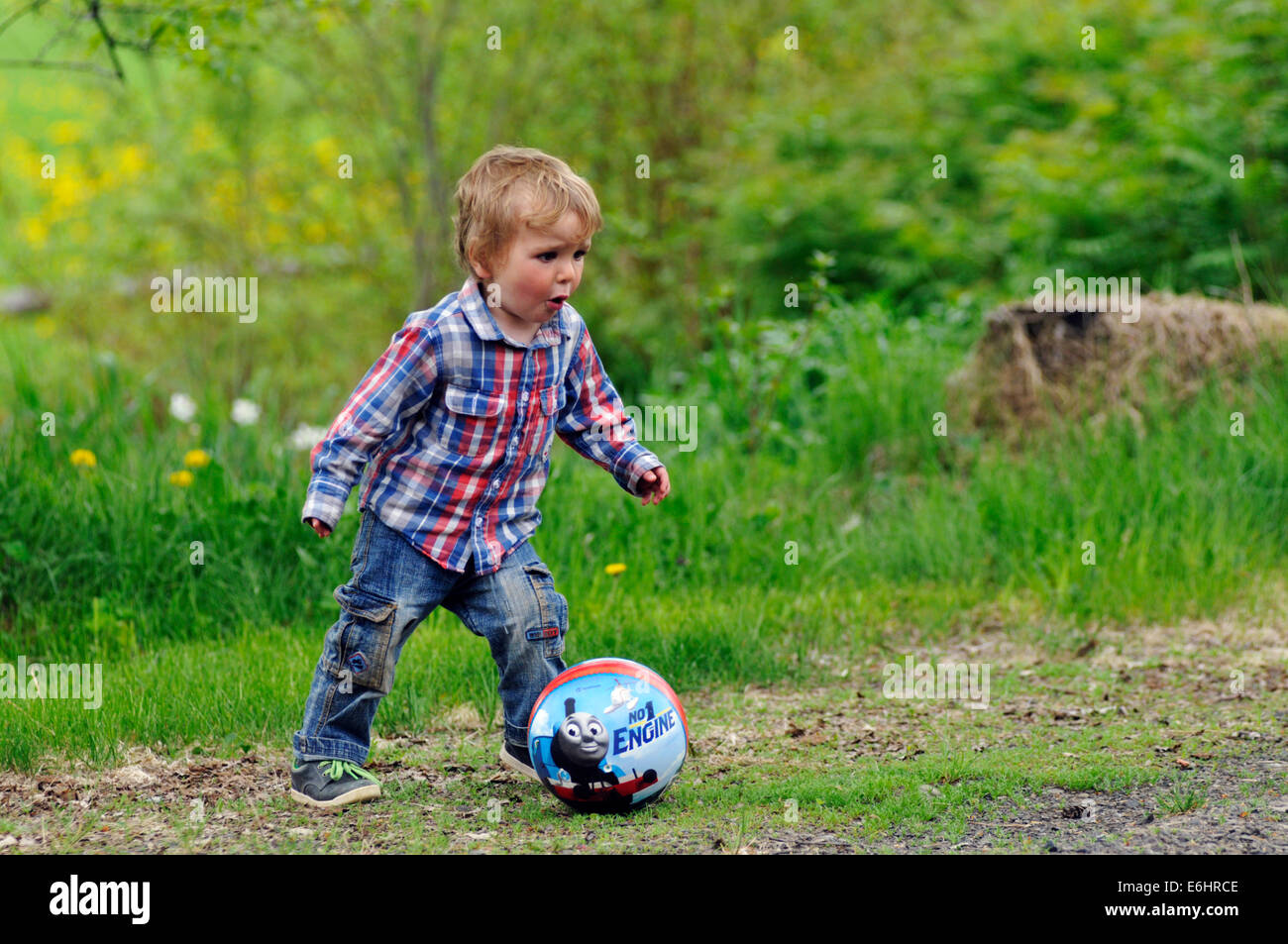 Ein kleiner Junge spielt mit einem ball Stockfoto