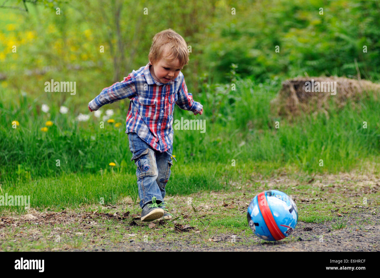 Ein kleiner Junge spielt mit einem ball Stockfoto