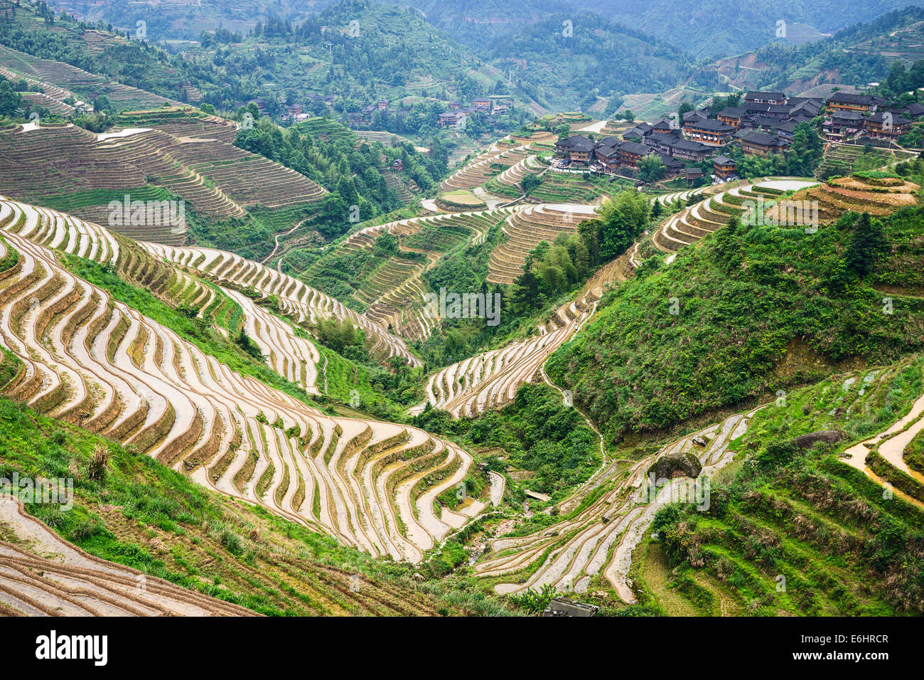 Dorf auf Yaoshan Berg in Guangxi, China. Stockfoto