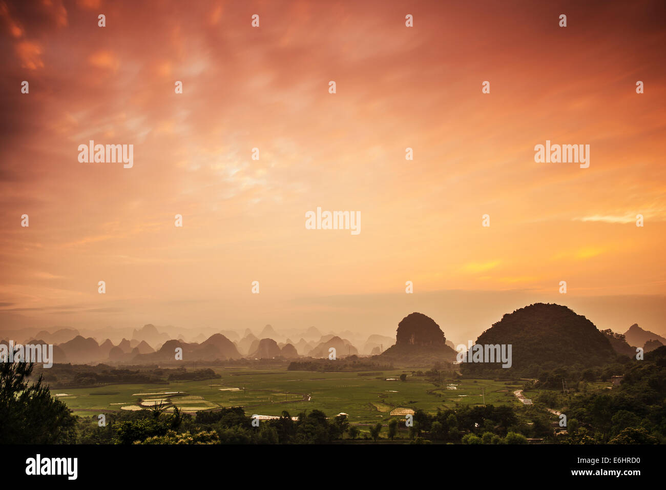 Karst Gebirgslandschaft in Guilin, Guangxi, China. Stockfoto