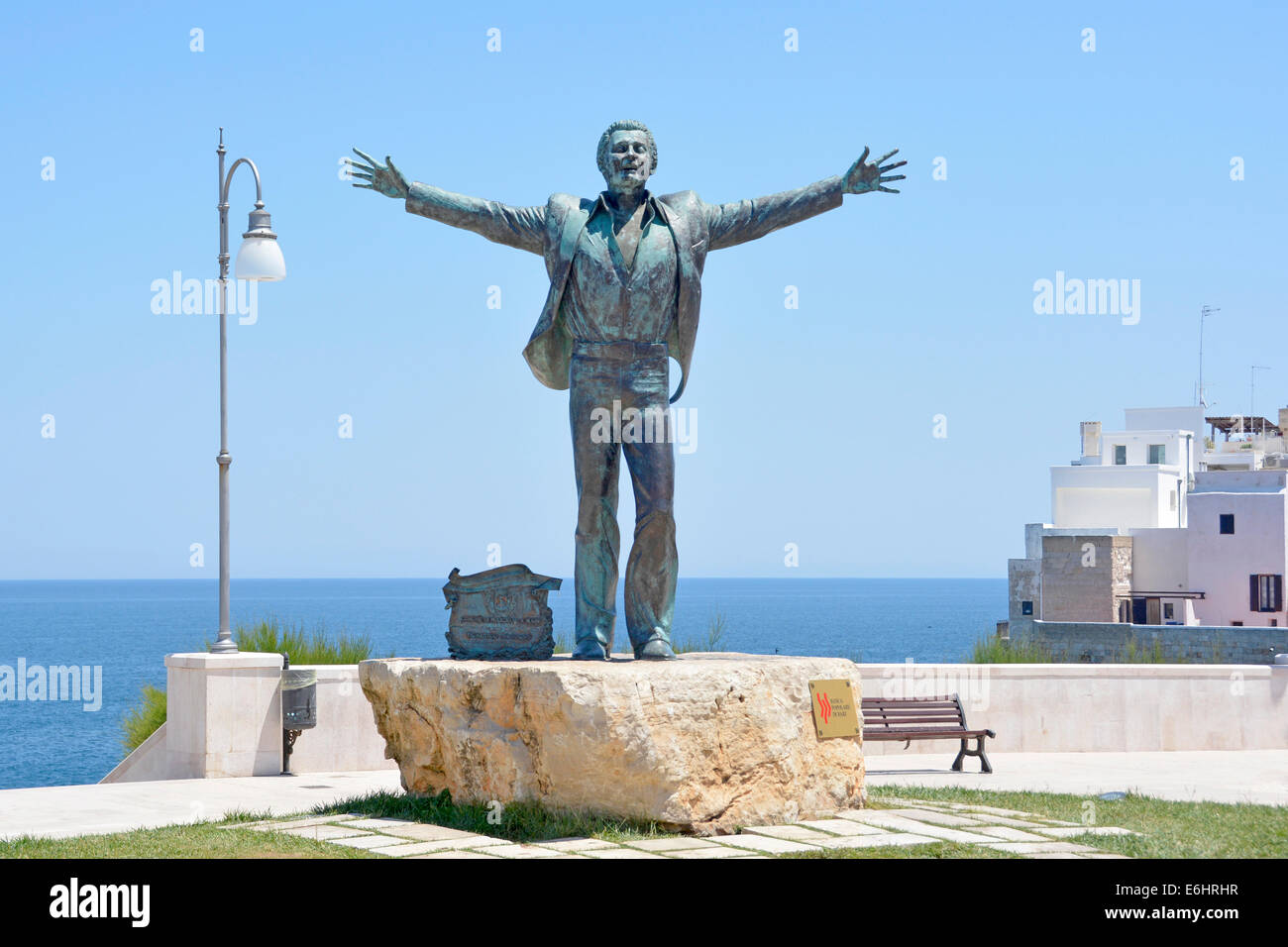 Statue von der italienischen Sänger und Songwriter Domenico Modugno berühmt für das Lied Volare geboren in Polignano a Mare Stockfoto