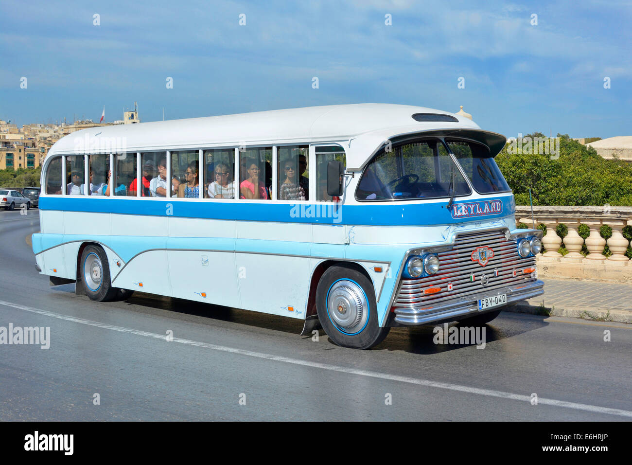 Touristen in einem alten maltesischen Leyland Bus auf einer Sightseeing Tour in Valletta Malta Europa Stockfoto
