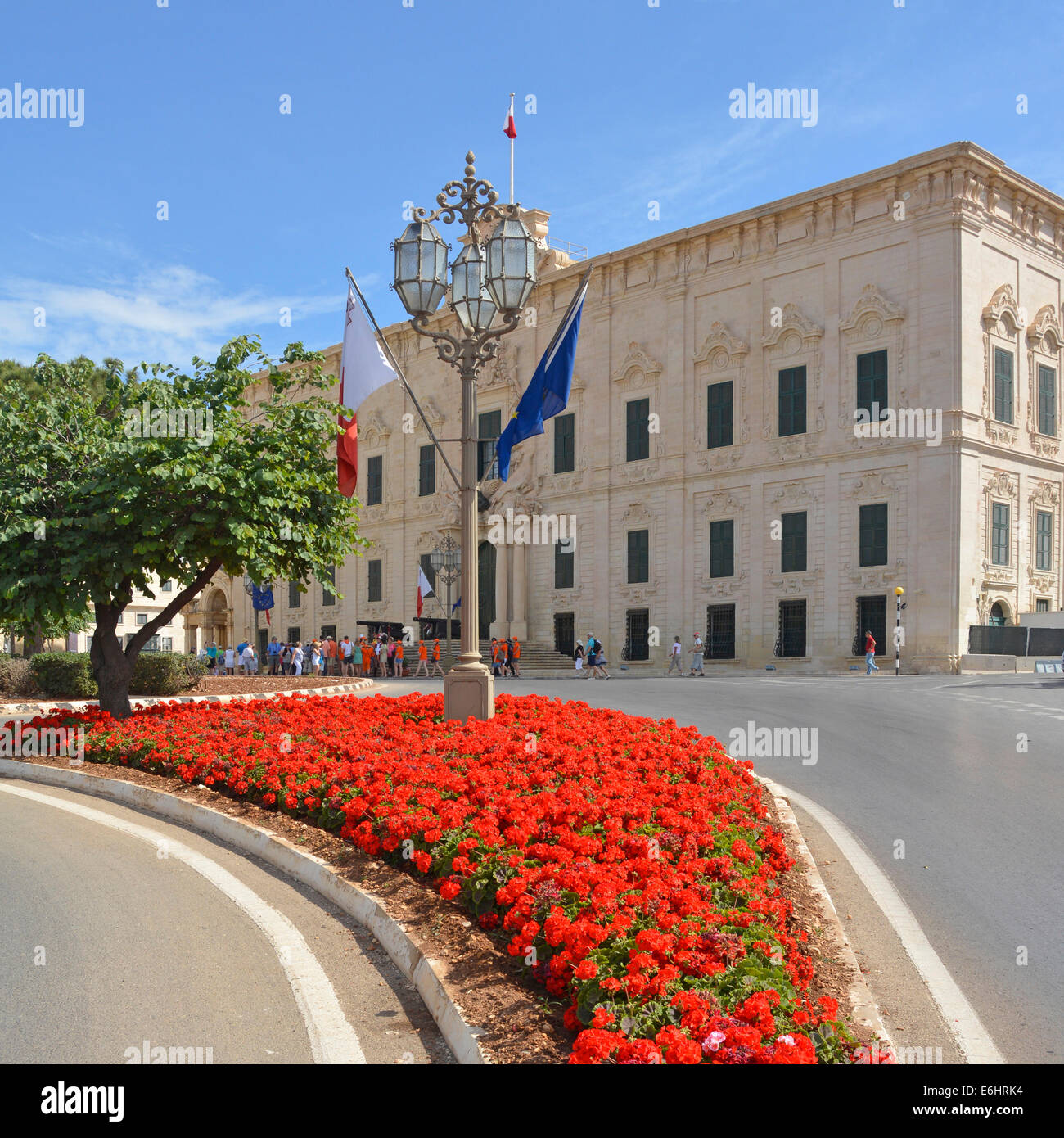 Auberge de Kastilien Gebäude in Valletta, das Amt des Premierminister Maltas gesehen, mit Geranien blühen ist Stockfoto