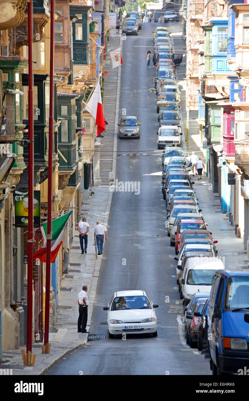 Typische auf Straße Parkplatz in engen eine Wohnstraße in der Hauptstadt Valletta Malta Europa Stockfoto