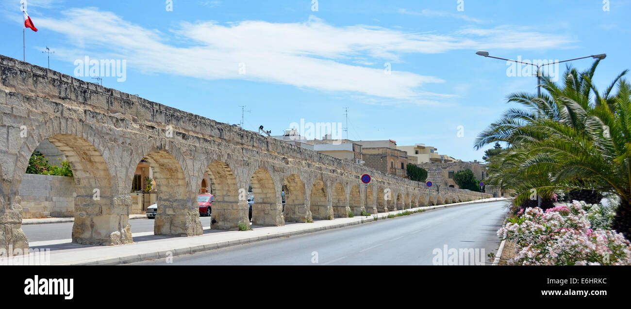 Restaurierten Ruinen der Wignacourt Aquädukt neben Straße in Santa Venera Malta Europa Stockfoto