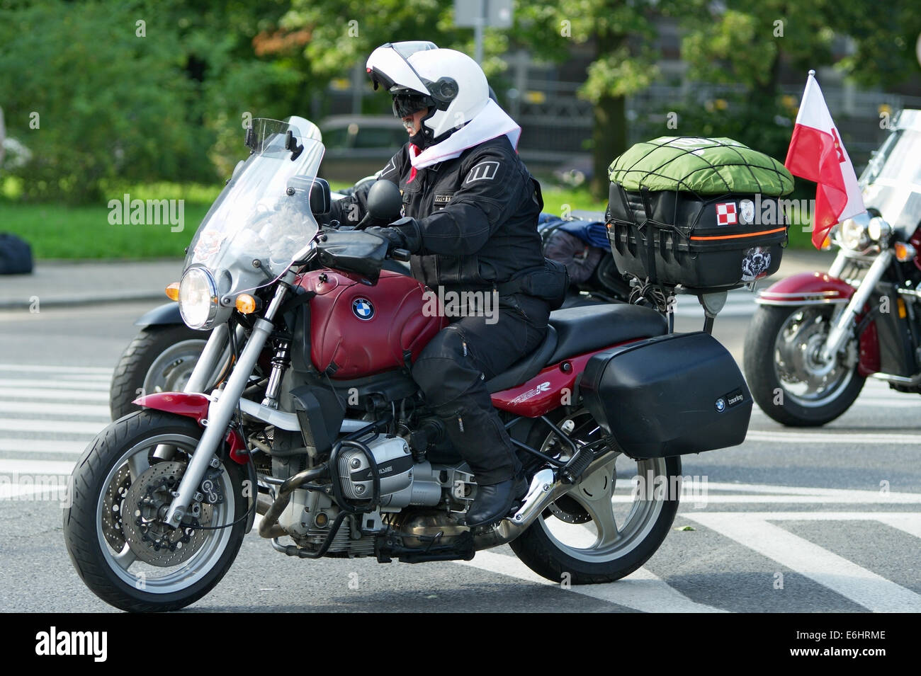 Teilnehmer der 14. internationalen Motorrad-Katyn-Rallye fährt Motorrad BMW R850R. Warschau, Polen Stockfoto