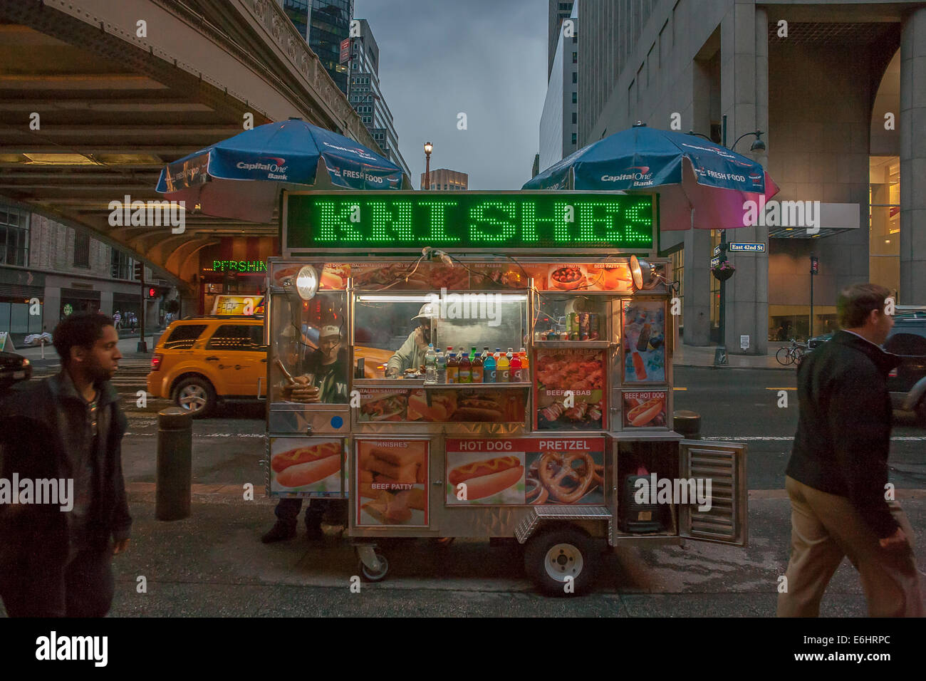 Einen mobilen Hot Dog Stand der frühen Abendstimmung nach einem Regenschauer in New Yorks Zentrum von Manhattan Stockfoto