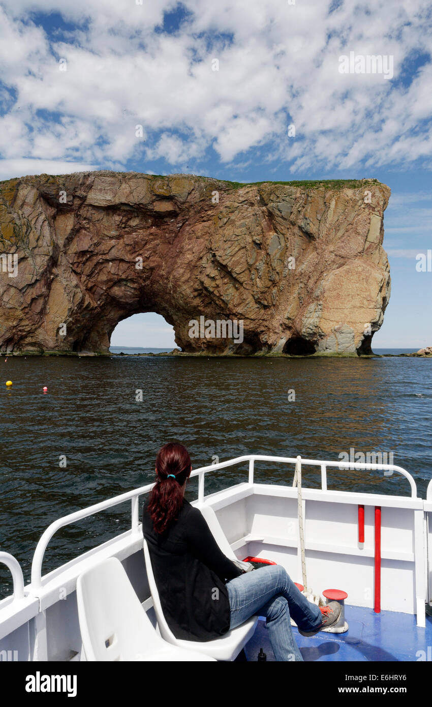 Touristen auf einem Boot zu fahren, um die Rocher Percé Gaspesie, Quebec Stockfoto