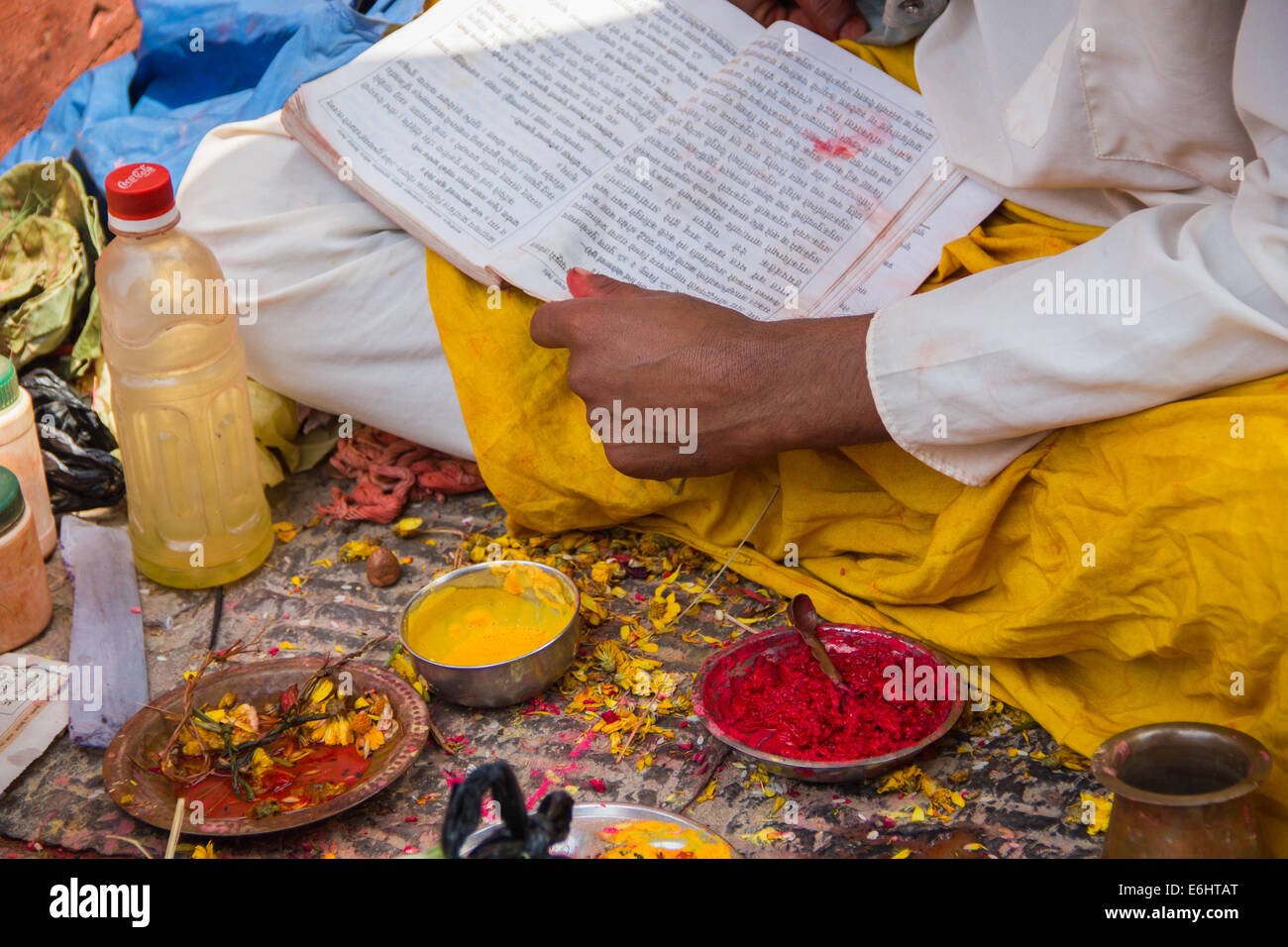 Ein Hindupriester, tragen traditionellen Kleidung, Durchführung ein religiöses Ritual auf einem Markt in Kathmandu, Nepal. Stockfoto