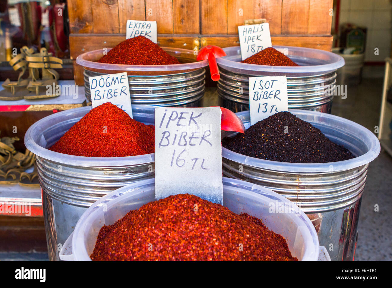 Verschiedene Arten von heißer Paprika auf einen Gewürzmarkt in dem alten Basar von Gaziantep, südöstlichen Anatolien, Türkei Stockfoto