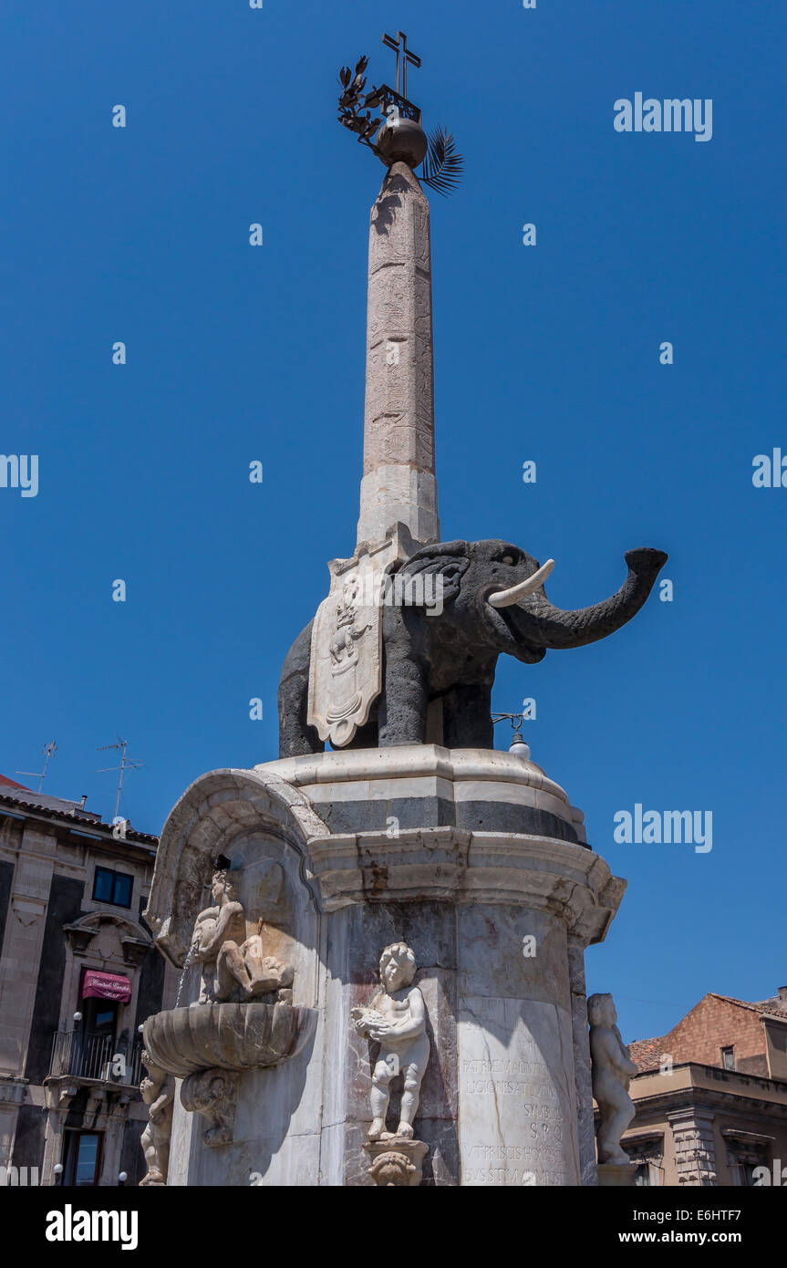 Brunnen des Elefanten in Domplatz, Catania, Sizilien. La Fontana dell'Elefante, Piazza Duomo, Catania Stockfoto