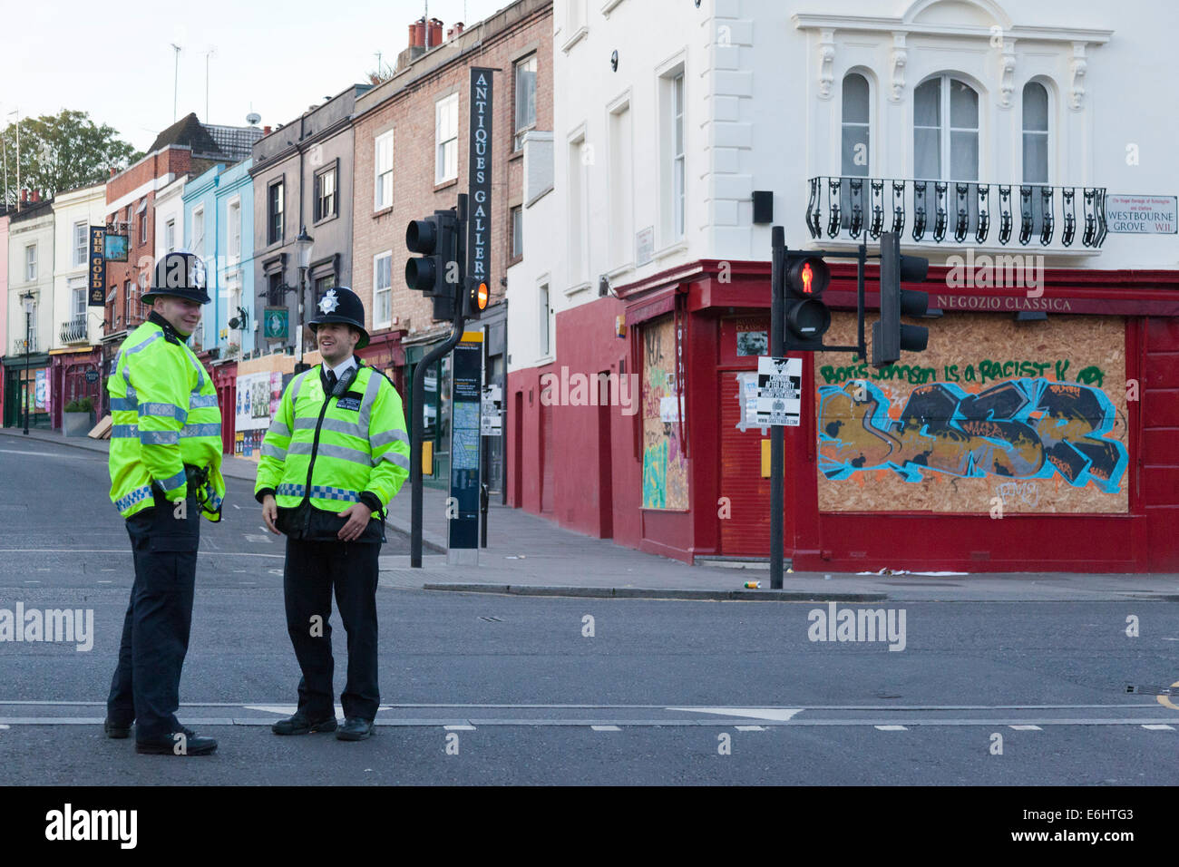 Zwei Polizisten an der Portobello Road früh am Tag der Notting Hill Carnival, London Stockfoto