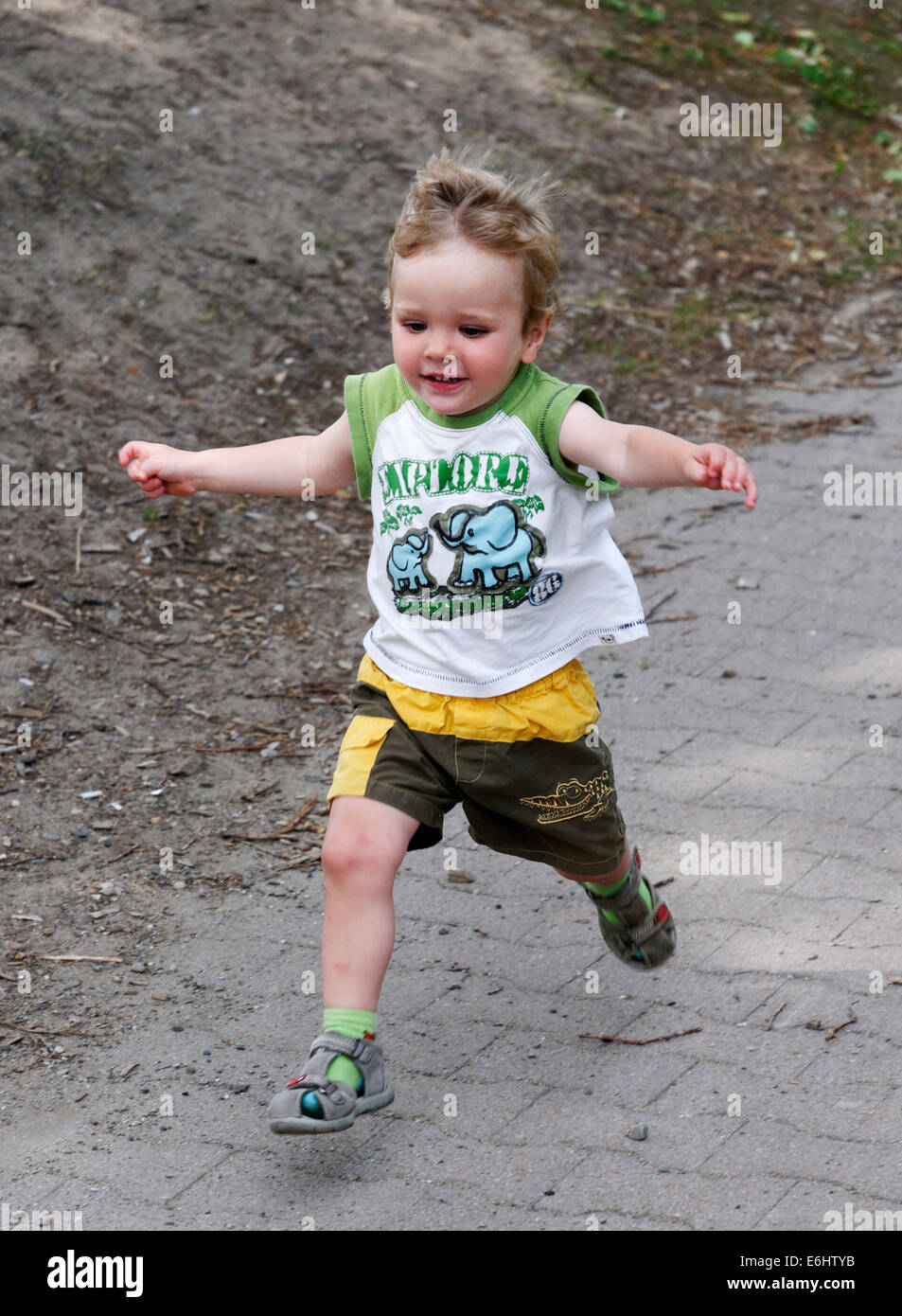 Eine glückliche junge läuft auf Hochtouren Stockfoto