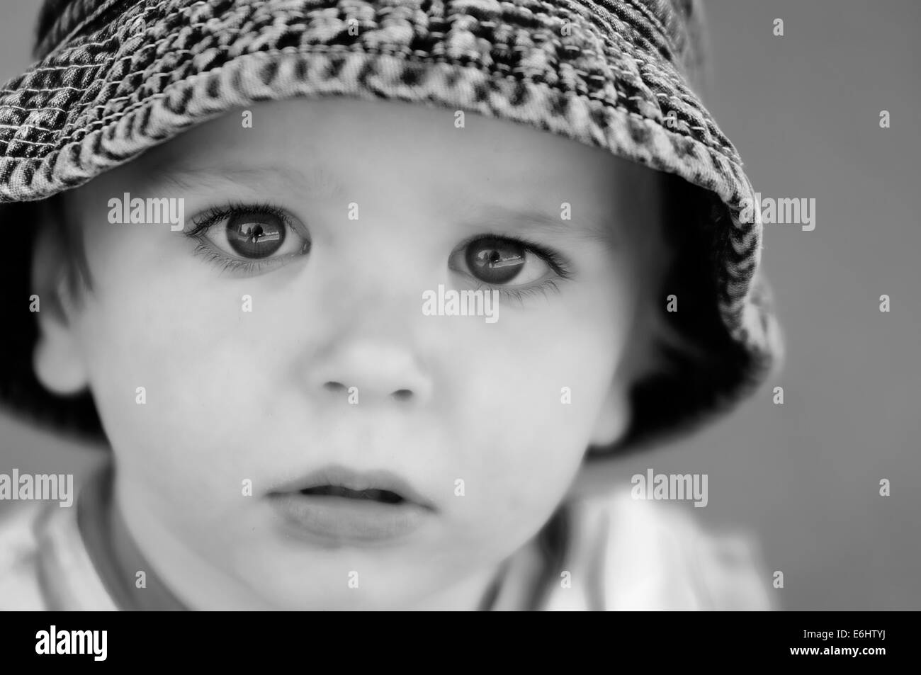 Porträt einer wunderschönen 2 Jahre altes Kind schauen direkt in die Kamera Stockfoto
