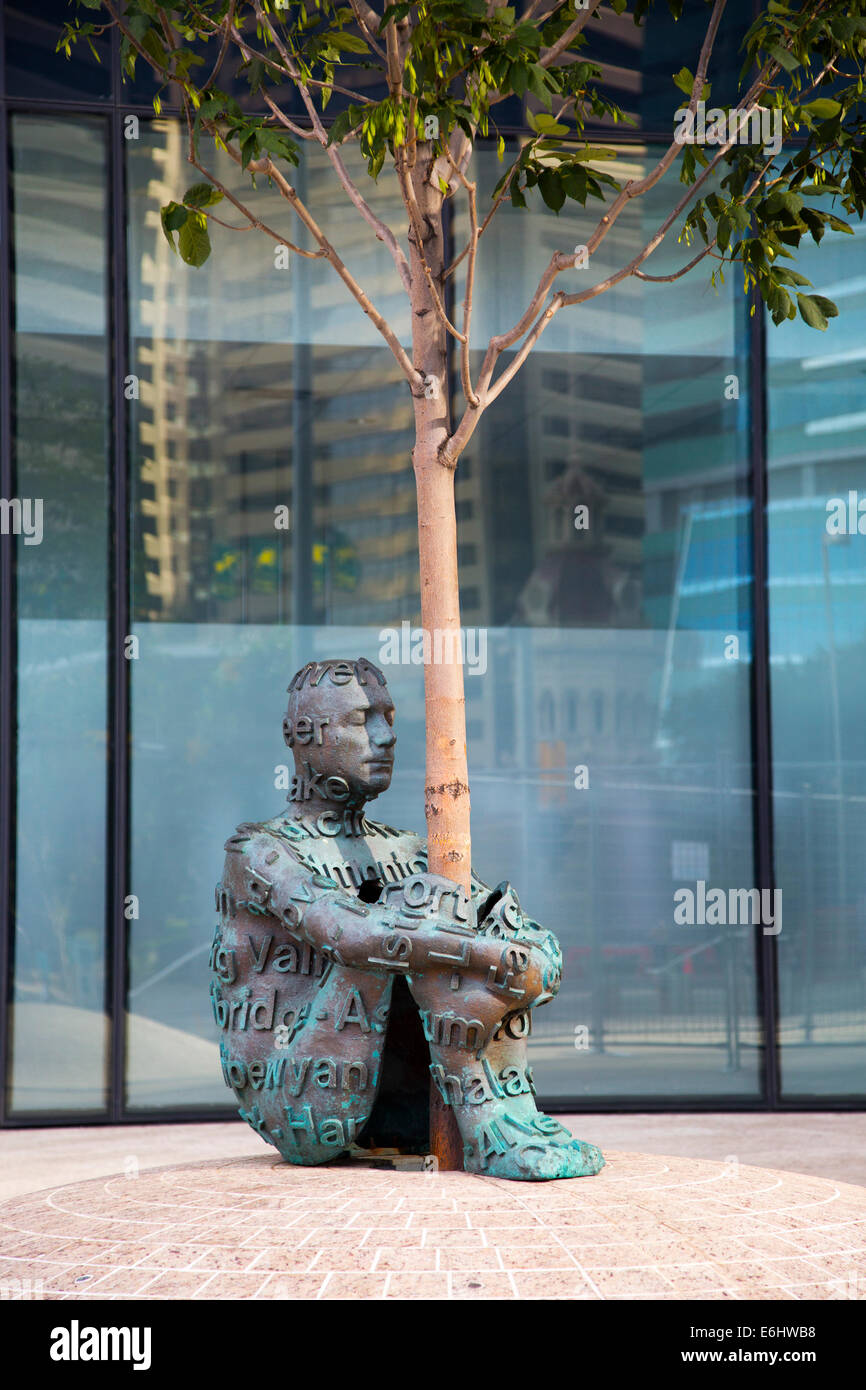 Albertas Traum-Bronzeskulptur am Bow Tower mit Namen von Städten und Städten Albertas. Selbstporträt des Künstlers Jaume Plensa, der einen lebenden Baum umarmt. Stockfoto