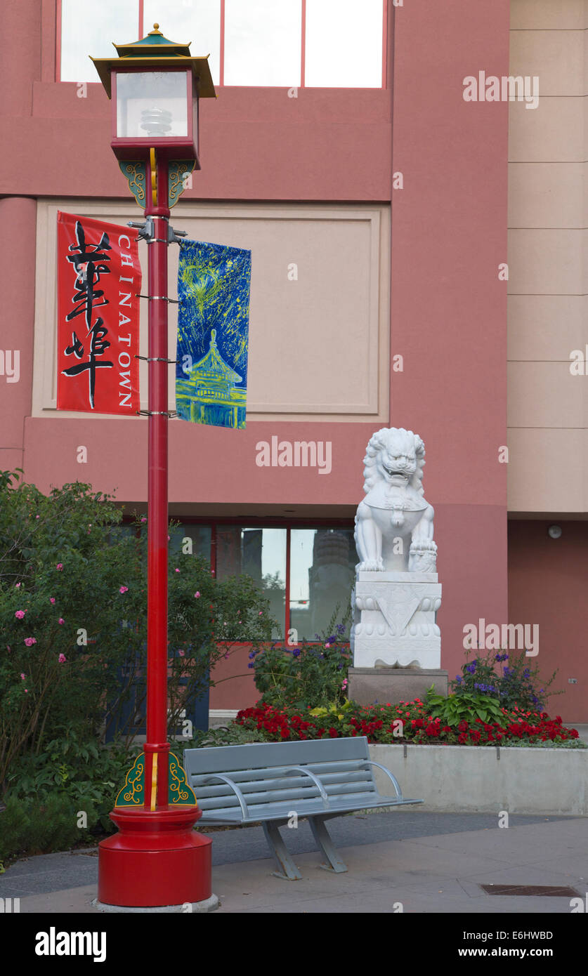 Calgary Chinese Cultural Center Lampe, Bank und Löwe Statue im Stadtzentrum Stockfoto