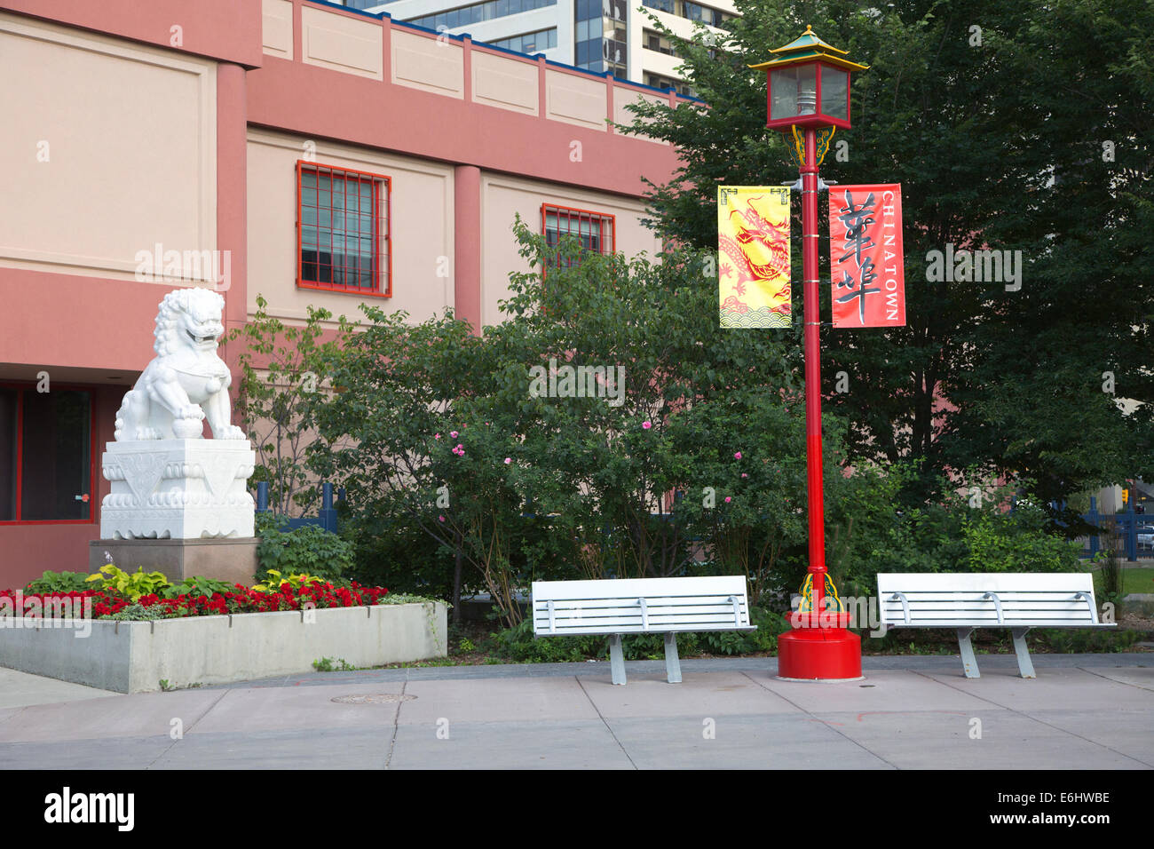 Das Calgary Chinese Cultural Center mit einer Außenansicht mit Lampe, Bänken und einer Löwenstatue in Chinatown, Kanada Stockfoto