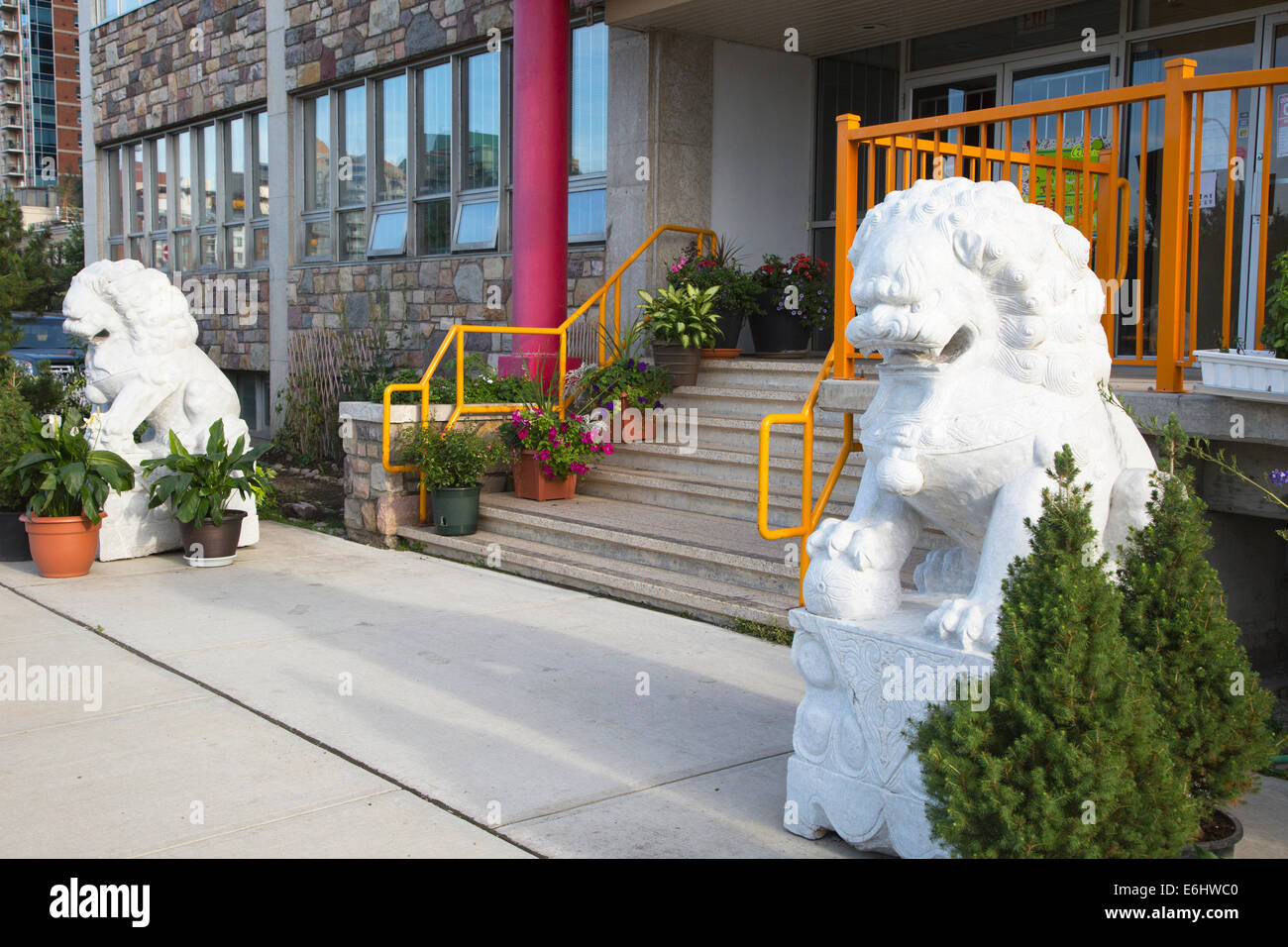 Avatamsaka Sagely Kloster mit Löwenstatuen am Eingang Stockfoto