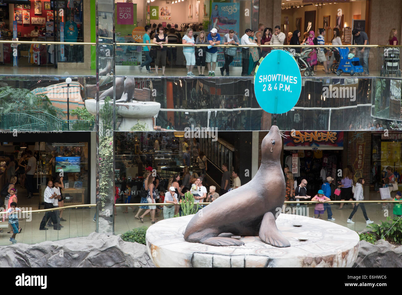West Edmonton Mall mit Werbung für das Meeresleben zeigt Stockfoto