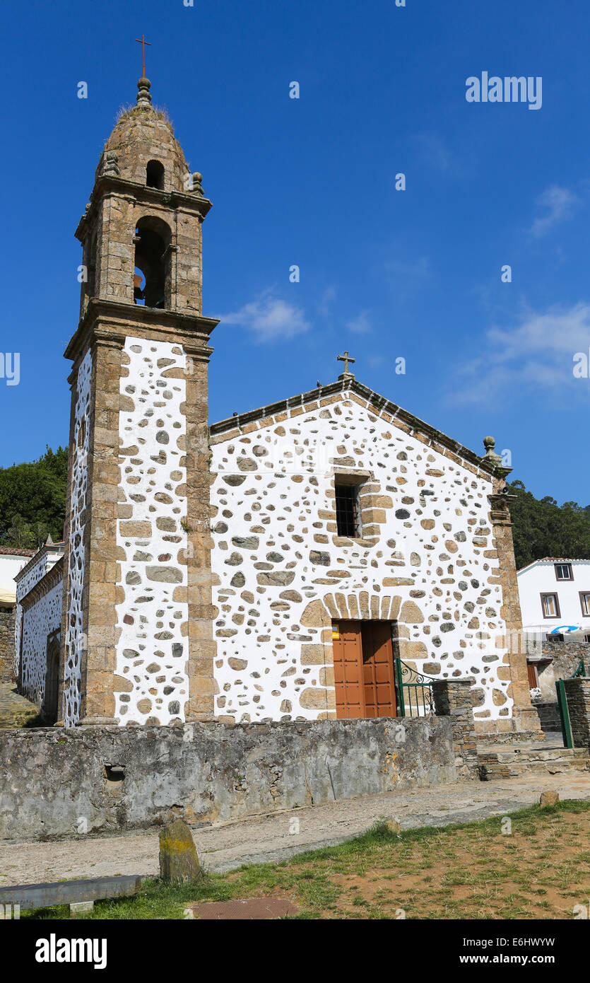 Kirche von San Andrés de Teixido in Galicien, Spanien, in der Rias Altas-Region. Diese Kirche ist ein berühmter Wallfahrtsort auf der mos Stockfoto