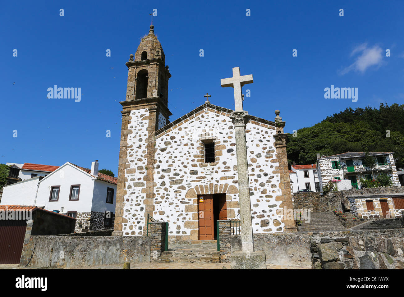 Kirche von San Andrés de Teixido in Galicien, Spanien, in der Rias Altas-Region. Diese Kirche ist ein berühmter Wallfahrtsort auf der mos Stockfoto