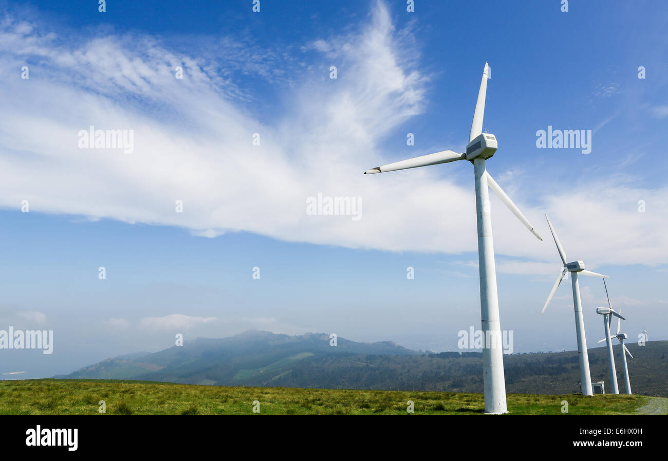 Onshore-Windpark im nördlichen Teil von Galizien, Spanien. Stockfoto