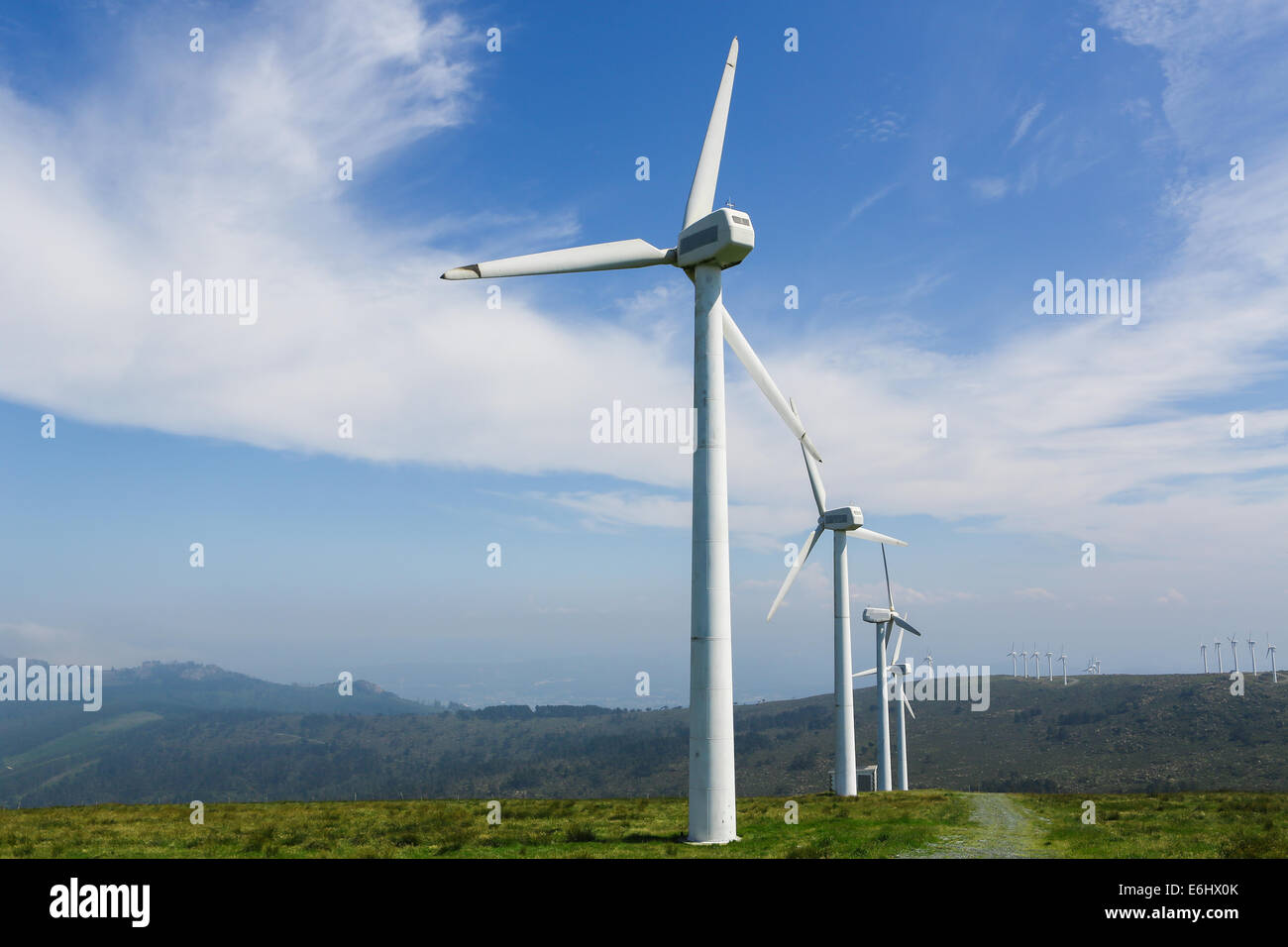 Onshore-Windpark im nördlichen Teil von Galizien, Spanien. Stockfoto