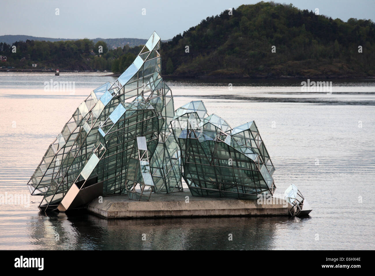 SHE Lügen ist eine dreidimensionale Skulptur im Oslofjord neben dem neuen Opernhaus in Bjorvika schweben Stockfoto
