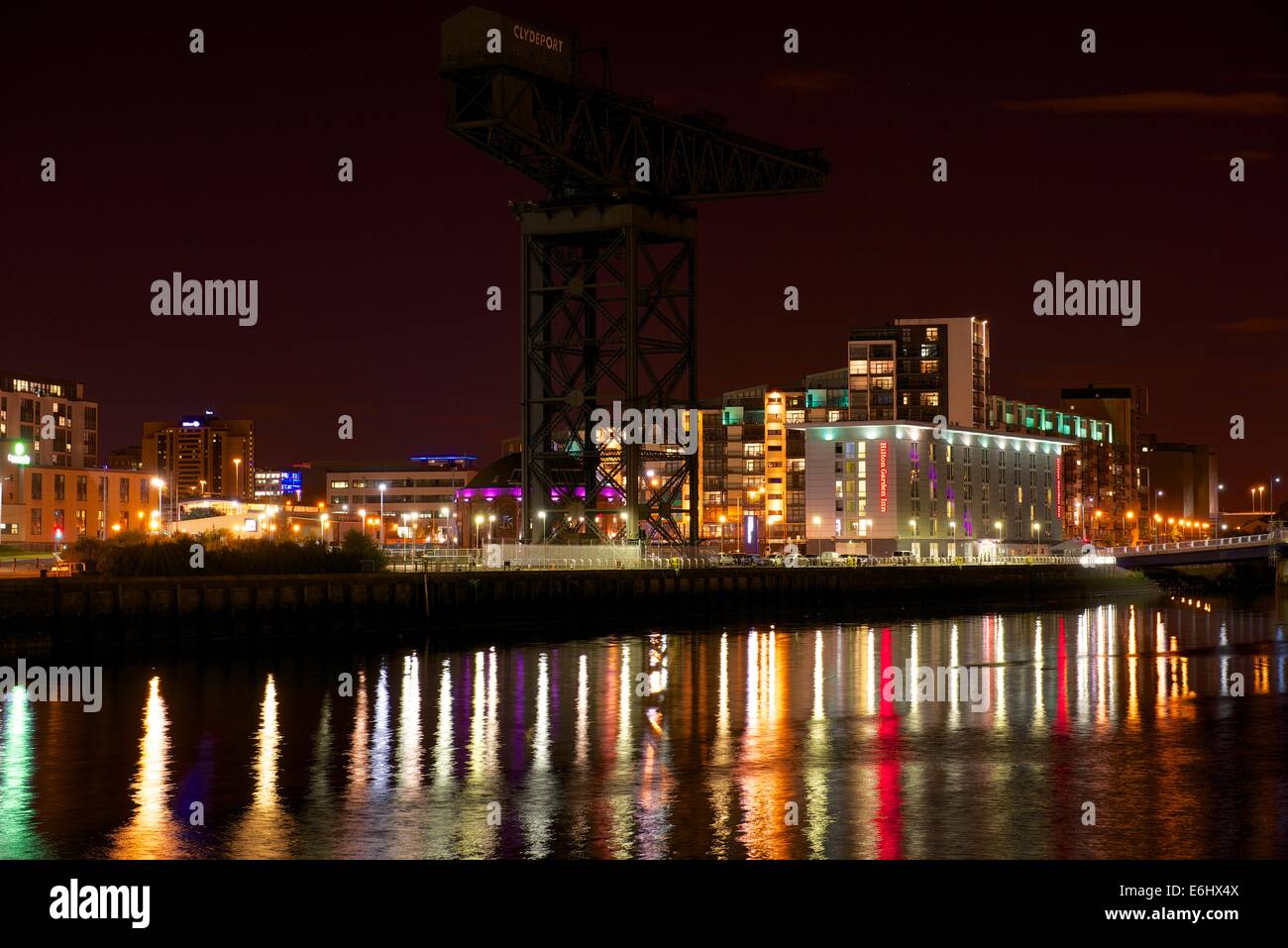 Finnieston Crane erhebt dunkel sich das Gebäude der Finnieston Quay, Glasgow. Stockfoto