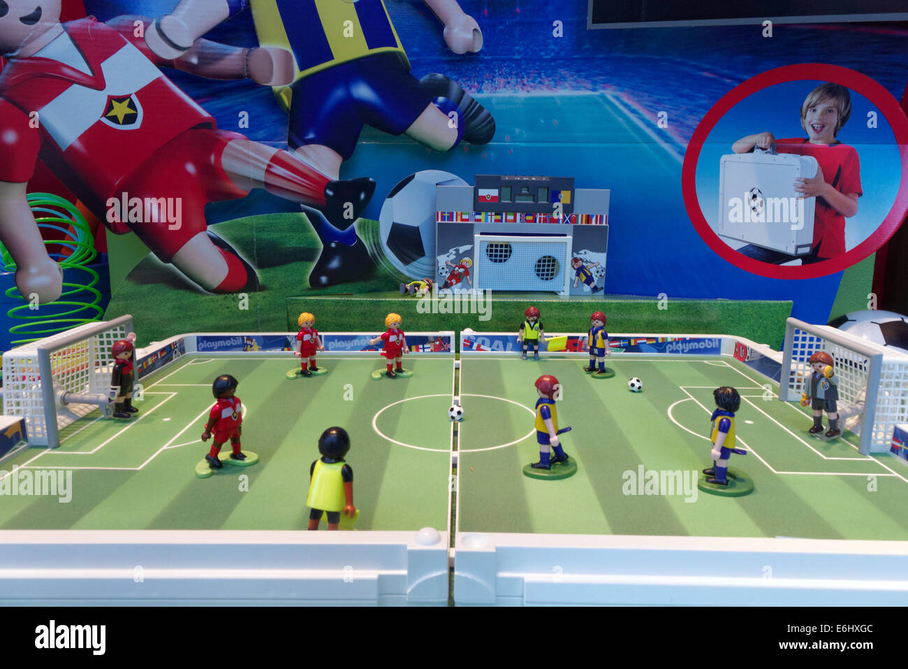 PLAYMOBIL Fußball set in einem Schaufenster Stockfoto