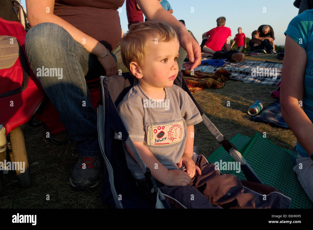 Ein zweier Jahre alter Junge saß in einem Liegestuhl auf einem Musikfestival, das Festival d'Été du Québec Stockfoto