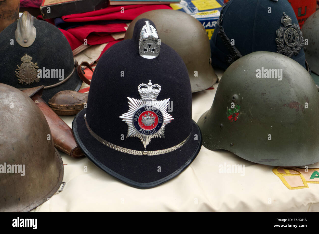 Ein West Yorkshire constabulary Polizist Helm zum Verkauf auf einem Flohmarkt in Quebec Kanada Stockfoto