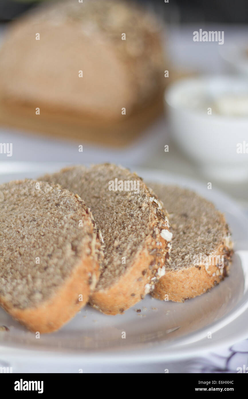 Gesundes Frühstück: Milch Kaffee mit Toast, Käse und Marmelade. Stockfoto