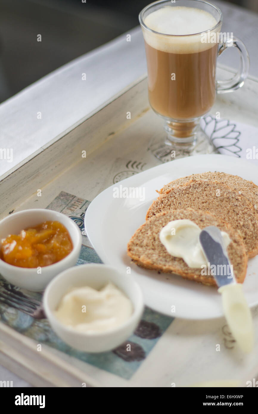 Gesundes Frühstück: Milch Kaffee mit Toast, Käse und Marmelade. Stockfoto