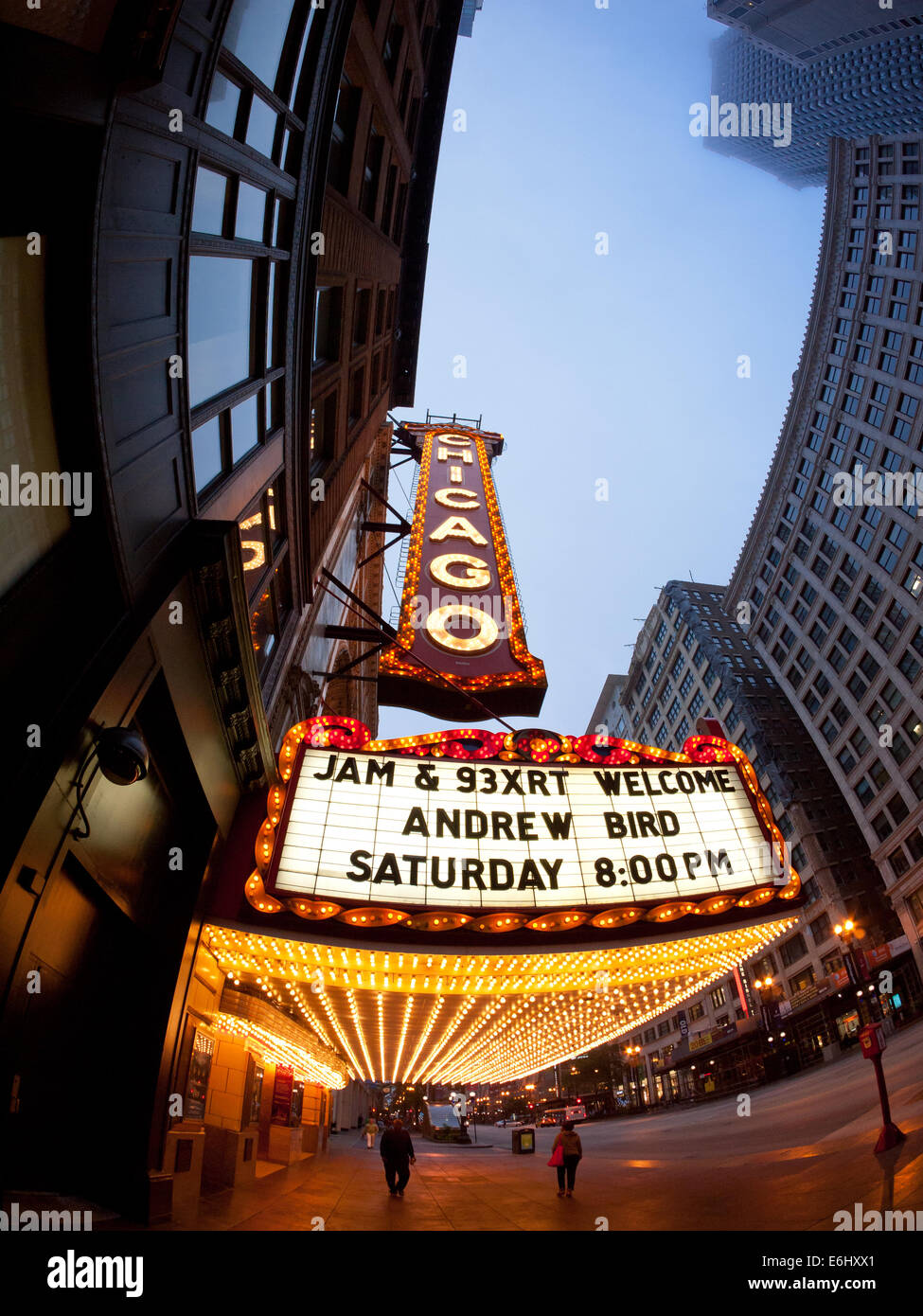 Ein Fischauge, weiten Winkel Blick auf den berühmten Chicago Theater Festzelt und Menschen auf der State Street in der Schleife District of Chicago. Stockfoto